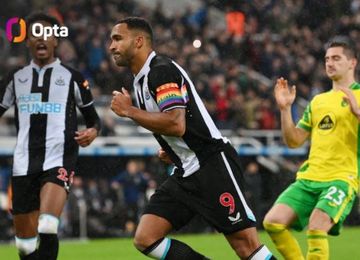 Striker Newcastle United, Callum Wilson, merayakan gol ke gawang Norwich City dalam laga Liga Inggris di Stadion St. James' Park, Selasa (30/11/2021).