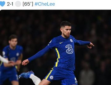 Gelandang Chelsea, Jorginho, mencetak gol penalti ke gawang Leeds United dalam laga Liga Inggris di Stadion Stamford Bridge, Sabtu (11/12/2021).