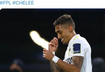Gelandang Leeds United, Raphinha, merayakan gol ke gawang Chelsea dalam laga Liga Inggris di Stadion Stamford Bridge, Sabtu (11/12/2021).