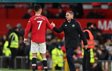 Cristiano Ronaldo dan Ralf Rangnick usai laga Manchester United.