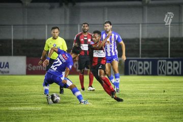 Persipura Jayapura versus Persiraja Banda Aceh pada laga pekan ke-20 Liga 1 2021-2020 di Stadion Kompyang Sujana, Denpasa, Bali, Mingu (16/1/2022).