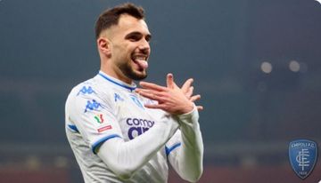 Gelandang Empoli, Nedim Bajrami, merayakan gol ke gawang Inter Milan dalam laga babak 16 besar Coppa Italia di Stadion Giuseppe Meazza, Rabu (19/1/2022).