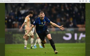 Penyerang Inter Milan, Edin Dzeko, merayakan gol ke gawang Venezia pada pekan ke-23 Liga Italia 2021-2022 di Stadion Giuseppe Meazza, Sabtu (22/1/2022) waktu setempat.