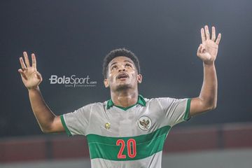 Pemain timnas Indonesia, Ramai Rumakiek, melakukan selebrasi seusai mencetak satu gol dalam laga di Stadion Kapten I Wayan Dipta, Gianyar, Bali, 30 Januari 2022.