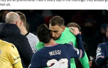 Kiper Paris Saint-Germain, Gianluigi Donnarumma, memeluk rekan setimnya, Lionel Messi. 