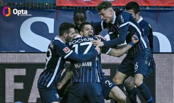 Para pemain VfL Bochum merayakan gol ke gawang Bayern Muenchen pada pekan ke-22 Bundesliga 2021-2022 di Vonovia Ruhrstadion, Sabtu (12/2/2022).