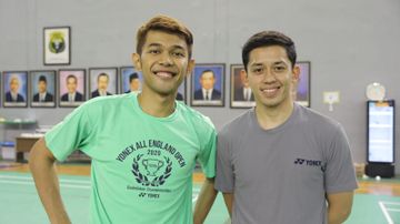 Pasangan ganda putra Indonesia, Fajar Alfian/Muhammad Rian Ardianto, di sela-sela latihan menjelang turnamen Eropa di pelatnas Cipayung, Jakarta, Kamis (24/2/2022).