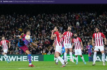 Pemain Barcelona, Pierre-Emerick Aubameyang, mencetak gol ke gawang Athletic Club dalam laga pekan ke-26 Liga Spanyol 2021-2022 di Stadion Camp Nou pada Minggu (27/2/2022) waktu setempat atau Minggu pukul 03.00 WIB. 