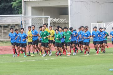 Skuat timnas U-19 Indonesia (skuad timnas U-19 Indonesia) sedang berlatih di Stadion Madya, Senayan, Jakarta, 2 Maret 2022.