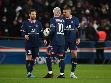 Kiri ke kanan: Lionel Messi, Neymar, dan Kylian Mbappe, merayakan gol Paris Saint-Germain kala jumpa Saint-Etienne di Parc des Princes Stadium, Paris, 26 Februari 2022.