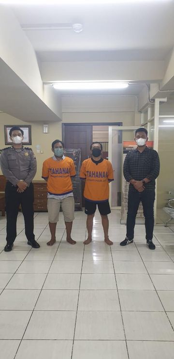 Sejumlah pelaku pengaturan skor di Liga 3 2021 (baju tahanan oranye) telah ditahan di Rutan Polda Jatim, 9 Maret 2022.