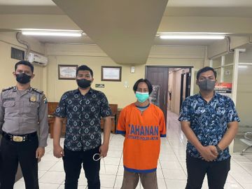 Sejumlah pelaku pengaturan skor di Liga 3 2021 (baju tahanan oranye) telah ditahan di Rutan Polda Jatim, 9 Maret 2022.