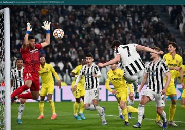 Momen penyerang Juventus, Dusan Vlahovic menyundul bola ke arah gawang Villarreal pada laga leg kedua babak 16 besar Liga Champions 2021-2022.