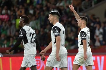 Para pemain Valencia merayakan gol ke gawang Real Betis pada partai final Copa del Rey yang diselenggarakan di Stadion La Cartuja, Sevilla, Sabtu (23/4/2022) malam waktu setempat atau Minggu pukul 03.00 WIB. 