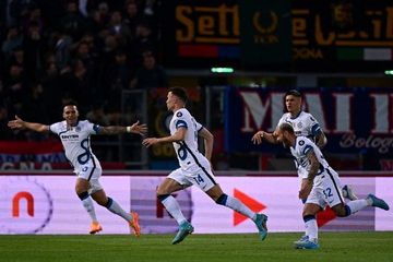 Gelandang Inter Milan, Ivan Perisic, merayakan gol ke gawang Bologna dalam laga Liga Italia di Stadion Renato Dall'Ara, Rabu (27/4/2022).