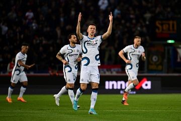 Gelandang Inter Milan, Ivan Perisic, merayakan gol ke gawang Bologna dalam laga Liga Italia di Stadion Renato Dall'Ara, Rabu (27/4/2022).
