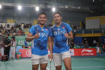 Ganda putra Indonesia, Pramudya Kusumawardana/Yeremia Erich Yoche Yacob Rambitan saat berpose usai memenangi babak kedua Kejuaraan Asia 2022, Kamis (28/4/2022)