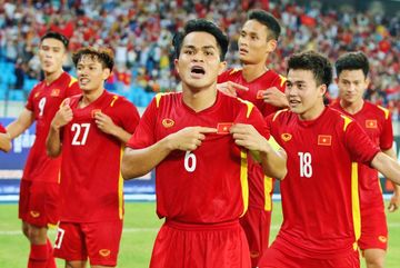  Gelandang timnas U-23 Vietnam, Dụng Quang Nho (tengah),