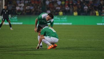 Dua pemain timnas U-23 Indonesia, Marc Klok dan Egy Maulana Vikri, dalam laga melawan Vietnam di SEA Games 2021, Jumat (6/5/2022) di Stadion Viet Tri, Phu Tho.