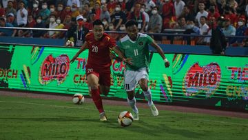 Pemain timnas U-23 Indonesia, Saddil Ramdani, berduel dengan Bui Hoang Viet Anh dalam laga melawan Vietnam di SEA Games 2021, Jumat (6/5/2022) di Stadion Viet Tri, Phu Tho.