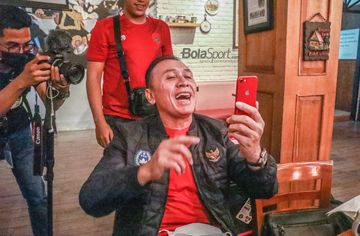 Ketua Umum PSSI, Mochamad Iriawan, nampak melakukan video call dengan Pratama Arhan ketika menonton laga timnas U-23 Indonesia versus Filipina di kawasan Kemang, Jakarta Selatan, 13 Mei 2022.