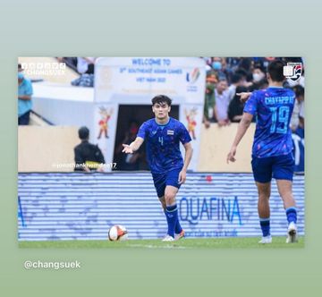 Bek timnas U-23 Thailand, Jonathan Khemdee, sedang menguasai bola.