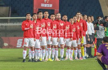 (Dari kiri ke kanan) Asnawi Mangkualam, Pratama Arhan, Muhammad Rafli, Rizky Ridho, Rachmat Irianto, Marc Klok, Saddil Ramdani, Irfan Jaya, Stefano Lilipaly, Nadeo Argawanita, sedang menyanyikan lagu Indonesia Raya (skuat timnas Indonesia/skuad timnas Indonesia)