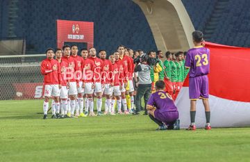 (Dari kiri ke kanan) Asnawi Mangkualam, Pratama Arhan, Muhammad Rafli, Rizky Ridho, Rachmat Irianto, Marc Klok, Saddil Ramdani, Irfan Jaya, Stefano Lilipaly, Nadeo Argawanita, sedang menyanyikan lagu Indonesia Raya (skuat timnas Indonesia/skuad timnas Indonesia)