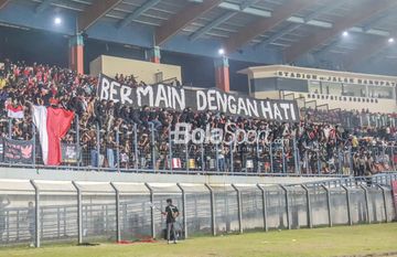 Sejumlah suporter timnas Indonesia nampak menyuarakan dukungannya di Stadion Si Jalak Harupat, Bandung, Jawa Barat, 1 Juni 2022.