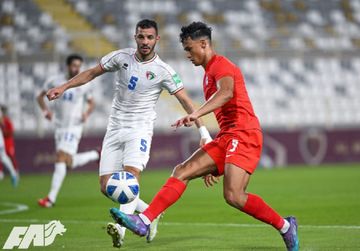 Bintang Timnas Singapura Ikhsan Fandi (kanan) menguasai bola saat melawan Kuwait dalam FIFA Matchday di Abu Dhabi, Rabu (1/6/2022).