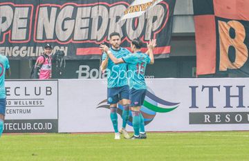 Selebrasi penyerang Sabah FC, Neto Pessoa usai menjebol gawang Persija Jakarta dalam laga persahabatan di Stadion Chandrabhaga, Bekasi, Jawa Barat, Minggu (5/6/2022).