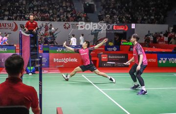 Atlet bulutangkis ganda putra Malaysia, Goh Sze Fei dan Nur Izzudin, sedang bertanding di Istora Senayan, Jakarta, 9 Juni 2022.