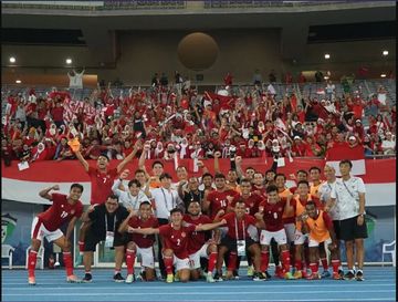 Perayaan Timnas Indonesia dihadapan para suporter usai menang atas Kuwait pada ajang Kualifikasi Piala Asia 2023