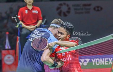 Pebulu tangkis tunggal putra Indonesia, Anthony Sinisuka Ginting (Anthony Ginting), bersalaman dengan Viktor Axelsen dari Denmark (kiri) setelah semifinal Indonesia Masters 2022 di Istora Gelora Bung Karno, Senayan, Jakarta pada 11 Juni 2022.