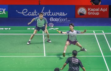 Atlet bulutangkis ganda putra Indonesia, Kang Min-hyuk dan Seo Seung-jae, sedang bertanding di Istora Senayan, Jakarta, 14 Juni 2022.