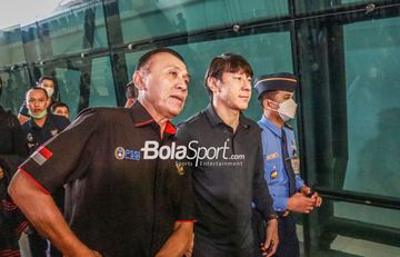 Ketua Umum PSSI, Mochamad Iriawan (kiri), nampak menemani Shin Tae-yong (kanan) selaku pelatih timnas Indonesia tiba di Bandara Soekarno Hatta, Tangerang, Banten, 16 Juni 2022.