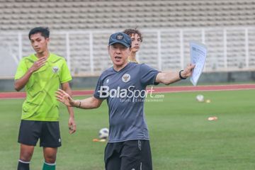 Pelatih timnas U-19 Indonesia, Shin Tae-yong, sedang memberikan arahan kepada para pemainnya di Stadion Madya, Senayan, Jakarta, 23 Juni 2022.