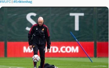 Erik ten Hag dalam sebuah sesi latihan Manchester United.