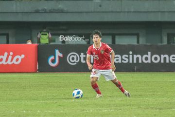 Pemain timnas U-19 Indonesia, Muhammad Rafli Asrul, sedang menguasai bola ketika bertanding di Stadion Patriot Candrabhaga, Bekasi, Jawa Barat, 4 Juli 2022.
