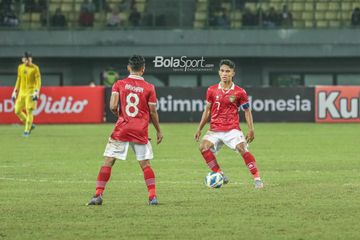 Gelandang timnas U-19 Indonesia, Marselino Ferdinan (kanan), sedang menguasai bola saat bertanding di Stadion Patriot Candrabhaga, Bekasi, Jawa Barat, 4 Juli 2022.