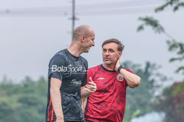Pelatih Persija Jakarta, Thomas Doll (kanan), sedang berkomunikasi dengan pemainnya bernama Michael Krmencik (kiri) di Lapangan Nirwana, Sawangan, Jawa Barat , 7 Juli 2022.