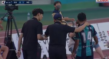 Asnawi Mangkualam bersama pelatih anyar Ansan Greeners Im Jong Heon dalam laga kontra Bucheon FC (9/7/2022). 