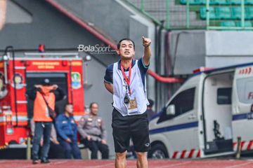 Pelatih timnas U-19 Vietnam, Dinh The Nam, nampak sedang memberikan intruksi kepada para pemainnya di Stadion Patriot Candrabhaga, Bekasi, Jawa Barat, 15 Juli 2022.