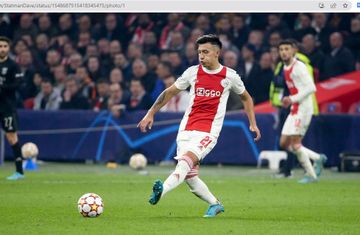 Manchester United berhasil mendatangkan Lisandro Martinez dari Ajax Amsterdam.