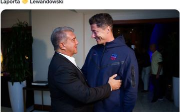 Presiden Barcelona, Joan Laporta, bertemu dengan striker baru El Barca, Robert Lewandowski.