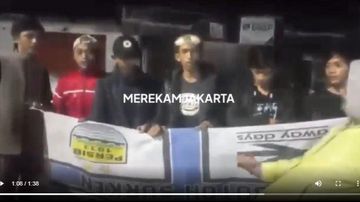 sejumlah-bobotoh-atau-suporter-p-20220725082612
