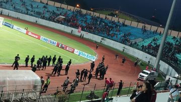 Aparat kepolisian sudah berjaga untuk mengawal kepulangan suporter Persis Solo usai laga melawan Dewa United di Stadion Moch Soebroto, Magelang, Senin (25/7/2022).