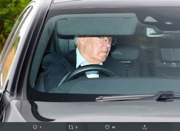 Sir Alex Ferguson ikut membujuk Cristiano Ronaldo untuk tetap bertahan di Manchester United.