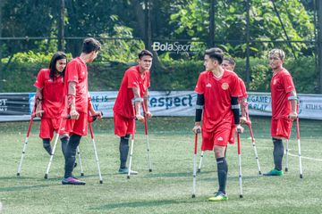 Sejumlah pemain timnas amputasi Indonesia alias Garuda INAF salah satunya Aditya (tengah) sedang akan berlatih di Lapangan Serena Hills, Karang Tengah, Jakarta Selaran 27 Juli 2022.