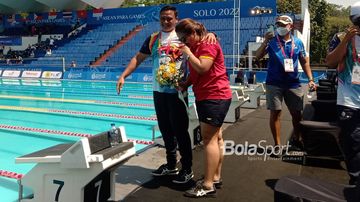 Pelatih para-renang, Bhima Kautsar, melamar rekannya sekaligus putri Ketua NPC Indonesia, Senny Marbun, Dinda Ayu Sekar Taji, setelah rangkaian lomba para-renang di Kolam Renang Jatidiri, Semarang, Jawa Tengah, 5 Agustus 2022.